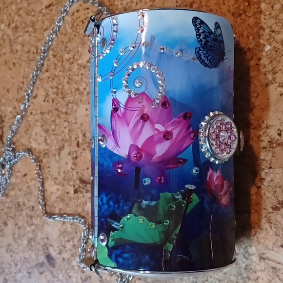 Little Earth Cyclone Flair Purse With Swarovski Crystals - Picture 2 of 9